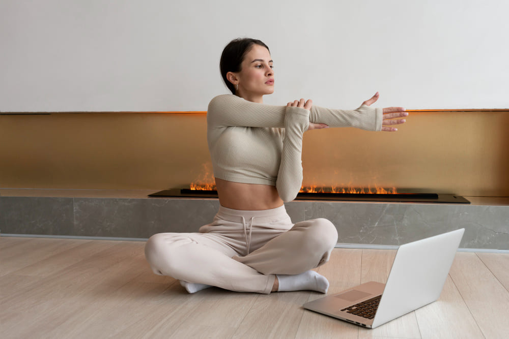 Yoga en la oficina: Consejos para cuidar tu salud